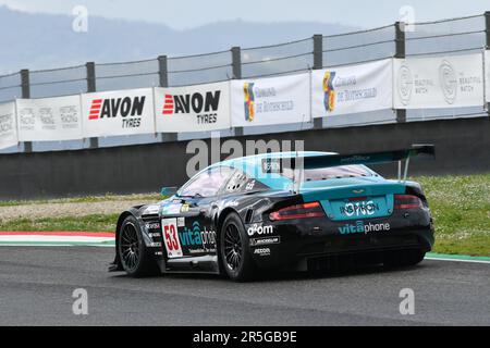 Scarperia, 2 avril 2023: Aston Martin DBR9 année 2006 en action pendant Mugello Classic 2023 au circuit Mugello en Italie. Banque D'Images