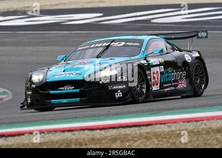 Scarperia, 2 avril 2023: Aston Martin DBR9 année 2006 en action pendant Mugello Classic 2023 au circuit Mugello en Italie. Banque D'Images