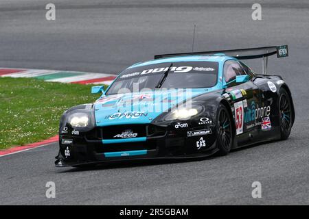 Scarperia, 2 avril 2023: Aston Martin DBR9 année 2006 en action pendant Mugello Classic 2023 au circuit Mugello en Italie. Banque D'Images