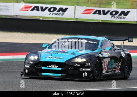 Scarperia, 2 avril 2023: Aston Martin DBR9 année 2006 en action pendant Mugello Classic 2023 au circuit Mugello en Italie. Banque D'Images