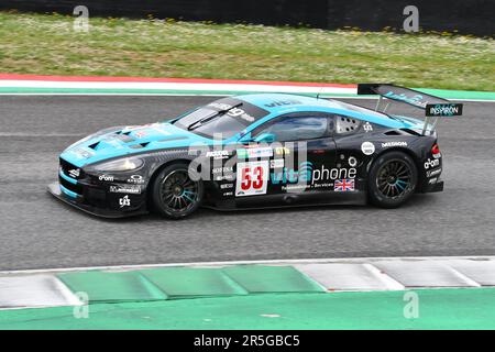 Scarperia, 2 avril 2023: Aston Martin DBR9 année 2006 en action pendant Mugello Classic 2023 au circuit Mugello en Italie. Banque D'Images