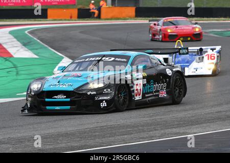 Scarperia, 2 avril 2023: Aston Martin DBR9 année 2006 en action pendant Mugello Classic 2023 au circuit Mugello en Italie. Banque D'Images