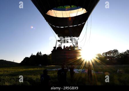 3 juin 2023, Rovensko pod Troskami, République tchèque : une équipe de ballons de BalonyEU se prépare au décollage à Rovensko pod Troskam, dans le paradis tchèque, à 03 juin 2023. (Credit image: © Slavek Ruta/ZUMA Press Wire) USAGE ÉDITORIAL SEULEMENT! Non destiné À un usage commercial ! Banque D'Images