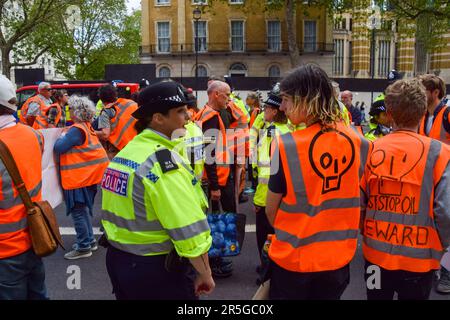 Londres, Royaume-Uni. 03rd juin 2023. Les policiers imposent des conditions en vertu de l'article 12 et retirent les manifestants de la route de Whitehall pendant la manifestation. Les militants du programme Just Stop Oil poursuivent leur marche lente quotidienne en exigeant que le gouvernement cesse d’émettre de nouvelles licences pour les combustibles fossiles. Crédit : SOPA Images Limited/Alamy Live News Banque D'Images