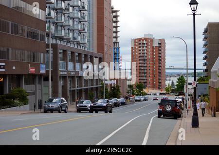 Rue Brunswick à Halifax, Canada, avec des pistes cyclables peintes, des bâtiments résidentiels et des voitures garées Banque D'Images