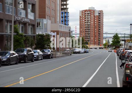 Rue Brunswick à Halifax, Canada, avec des pistes cyclables peintes, des bâtiments résidentiels et des voitures garées Banque D'Images