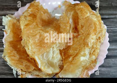 Meshaltet de feteer égyptien, couches sur des couches de pâte à pâtisserie avec des charges de ghee ou de beurre entre les deux, une des célèbres recettes de pâtisserie égyptienne, un fl Banque D'Images