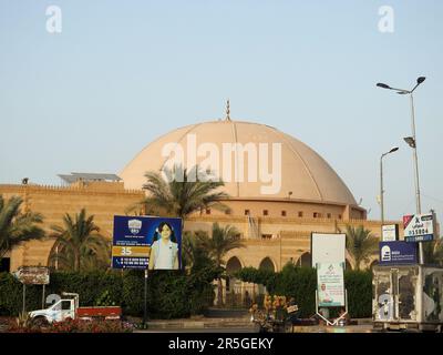 Le Caire, l'Egypte, 20 mai 2023: Grand dôme d'une mosquée contre un ciel bleu à la lumière du jour, les mosquées sont le lieu de culte et de prières pour les musulmans où th Banque D'Images