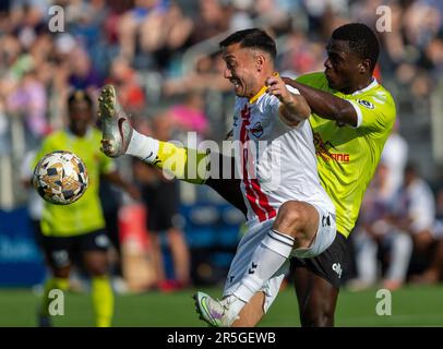 Cary, Caroline du Nord, États-Unis. 2nd juin 2023. DMV Diplomat #18 ALEX LEE lutte pour le ballon contre ROBERT PALMER de Newtown Pride #51 au WakeMed Soccer Park, Cary NC pendant la TST. (Credit image: © Paul Morea/ZUMA Press Wire) USAGE ÉDITORIAL SEULEMENT! Non destiné À un usage commercial ! Banque D'Images