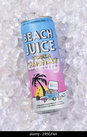 IRIVNE, CALIFORNIE - 01 juin 20223 : une boîte de vodka Lemonade de jus de plage sur un lit de glace Banque D'Images