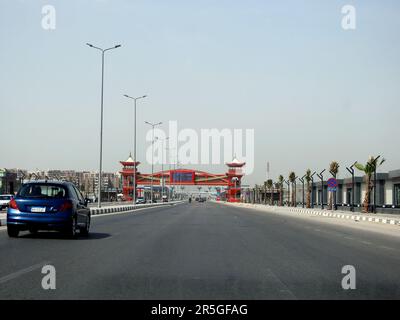 Le Caire, l'Egypte, le 21 mai 2023 : l'axe de Shinzo Abe patrouille l'autoroute en Egypte avec un pont piétonnier terminé dans le style architectural japonais traditionnel, le Banque D'Images