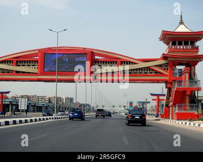 Le Caire, l'Egypte, le 21 mai 2023 : l'axe de Shinzo Abe patrouille l'autoroute en Egypte avec un pont piétonnier terminé dans le style architectural japonais traditionnel, le Banque D'Images