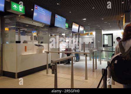 Les passagers passent par le guichet de contrôle des passeports à l'aéroport de Schiphol, à Amsterdam, aux pays-Bas Banque D'Images
