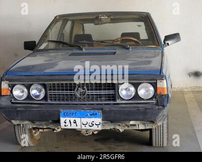 Le Caire, l'Egypte, 27 mai 2023: Une vieille voiture rétro FIAT Polonez dans un garage avec de nouvelles plaques de voiture égyptiennes, foyer sélectif de rétro ancien Banque D'Images