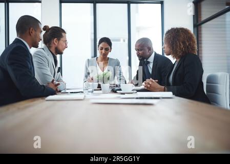 C'est une question grave. un groupe d'hommes d'affaires ayant une réunion dans la salle de conférence. Banque D'Images