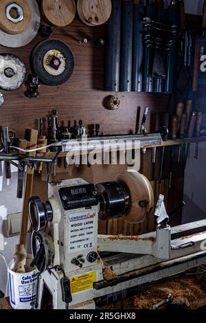 Bol en bois pendant la fabrication dans le tour. Banque D'Images