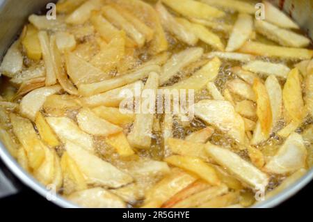 Friteuse avec de l'huile bouillante, gros plan Photo Stock - Alamy