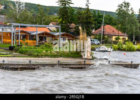Lac Balaton par temps venteux au printemps. Banque D'Images