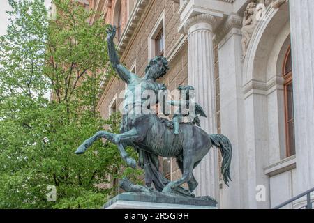 vienne, autriche. 1 mai 2023 le majestueux gardien dévoile la sculpture du centaure à l'entrée de l'académie des beaux-arts de vienne Banque D'Images