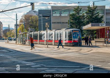 vienne, autriche. 5 avril 2023 captivante capitale de l'autriche - une scène de rue animée avec vues sur le tram Banque D'Images