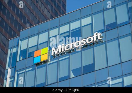 Vancouver (Colombie-Britannique) - 25 mai 2023 : logo Microsoft sur le côté d'un immeuble de bureaux au coucher du soleil. Banque D'Images