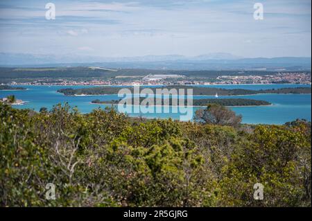 Îles Kornati, vue de Pasman de l'autre côté du canal vers Zadar. L'île Adriatique est idéale pour la retraite et la détente. Banque D'Images