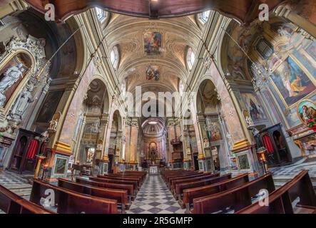 BRA, Cuneo, Piémont, Italie - 31 mai 2023: Intérieur de l'église paroissiale de San Antonino Martyre vue de la voûte et des arcades de fresques, fisheye vis Banque D'Images