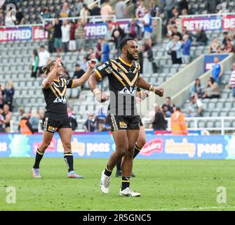 St James Park, Newcastle, Royaume-Uni. 3rd juin 2023. Betfred Super League Magic Weekend Rugby League, Leeds Rhinos versus Castleford Tigers; Castleford Tigers Jason Qareqare fête à la fin du match crédit: Action plus Sports/Alay Live News Banque D'Images