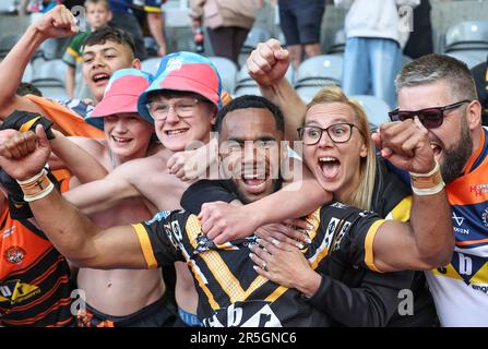 St James Park, Newcastle, Royaume-Uni. 3rd juin 2023. Betfred Super League Magic Weekend Rugby League, Leeds Rhinos versus Castleford Tigers; Castleford Tigers Jason Qareqare célèbre avec les fans à la fin du match Credit: Action plus Sports/Alay Live News Banque D'Images