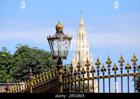 Autriche, Vienne, clôture dorée en fer forgé avec lanterne Banque D'Images