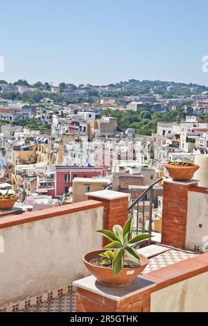 Vue panoramique de l'île de Procida, Italie, du golfe de Naples Banque D'Images