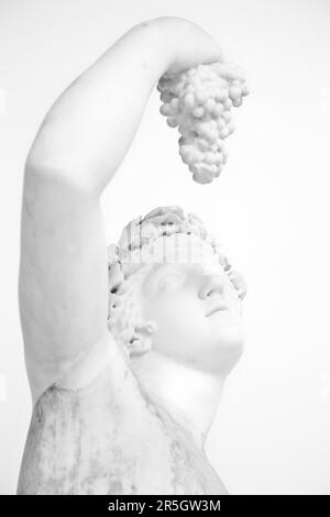 Statue aux raisins, pose classique, originale (plus de 1600 ans) Banque D'Images