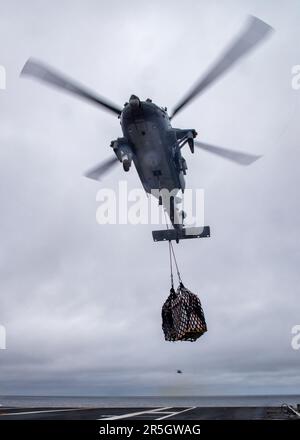 Un MH-60s Knighthawk, attaché aux « Tridents » de l'Escadron de combat en mer (HSC) 9, transporte des marchandises lors d'un réapprovisionnement en mer sur le pont de vol du plus grand porte-avions USS Gerald R. Ford (CVN 78) au monde, 2 juin 2023. Le HSC 9 est déployé à bord du CVN 78 dans le cadre de l'aile aérienne Carrier (CVW) 8. Gerald R. Ford est les États-Unis Le porte-avions le plus récent et le plus avancé de Navy, qui représente un bond générationnel aux États-Unis Capacité de la Marine à projeter la puissance à l'échelle mondiale. Le groupe de grève des transporteurs Gerald R. Ford est en cours de déploiement aux États-Unis Zone d'opérations des Forces navales en Europe, Banque D'Images