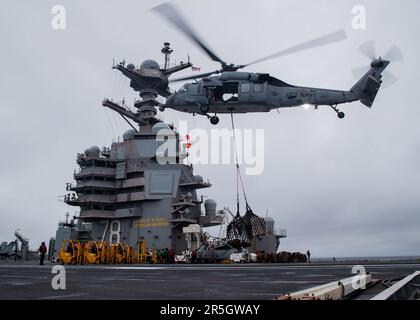 Un MH-60s Knighthawk, attaché aux « Tridents » de l'Escadron de combat en mer (HSC) 9, transporte des marchandises lors d'un réapprovisionnement en mer sur le pont de vol du plus grand porte-avions USS Gerald R. Ford (CVN 78) au monde, 2 juin 2023. Le HSC 9 est déployé à bord du CVN 78 dans le cadre de l'aile aérienne Carrier (CVW) 8. Gerald R. Ford est les États-Unis Le porte-avions le plus récent et le plus avancé de Navy, qui représente un bond générationnel aux États-Unis Capacité de la Marine à projeter la puissance à l'échelle mondiale. Le groupe de grève des transporteurs Gerald R. Ford est en cours de déploiement aux États-Unis Zone d'opérations des Forces navales en Europe, Banque D'Images