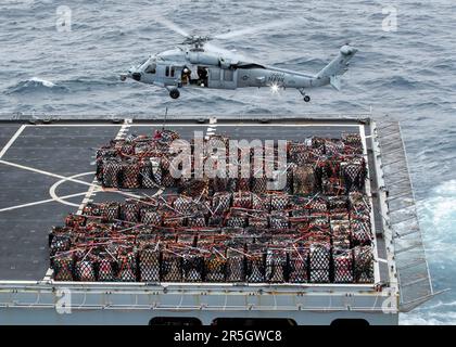 Un MH-60s Knighthawk, attaché aux 'Tridents' de l'Escadron de combat en mer (HSC) 9, reçoit des cargaisons de l'USNS Medgar Evers (T-AKE 13) lors d'un réapprovisionnement en mer avec le plus grand porte-avions USS Gerald R. Ford (CVN 78), 2 juin 2023. Le HSC 9 est déployé à bord du CVN 78 dans le cadre de l'aile aérienne Carrier (CVW) 8. Gerald R. Ford est les États-Unis Le porte-avions le plus récent et le plus avancé de Navy, qui représente un bond générationnel aux États-Unis Capacité de la Marine à projeter la puissance à l'échelle mondiale. Le groupe de grève des transporteurs Gerald R. Ford est en cours de déploiement aux États-Unis Forces navales Europe Banque D'Images