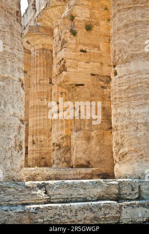 Les principales caractéristiques du site aujourd'hui sont les vestiges de trois grands temples de style dorique, datant de la première moitié du 6e siècle avant J.-C. Banque D'Images