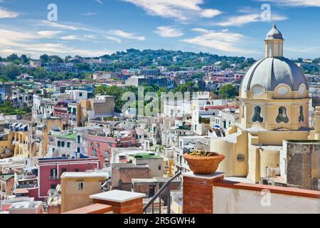 PROCIDA, ITALIE - VERS AOÛT 2020 : vue panoramique sur l'île italienne méditerranéenne près de Naples en été Banque D'Images