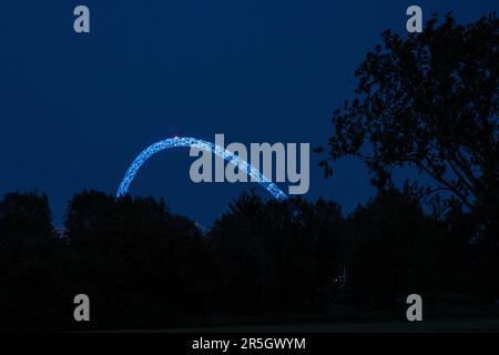 Londres, Royaume-Uni. 3 juin 2023. Météo au Royaume-Uni – la nuit de la montée de la Lune de Strawberry, l'arche du Wembley Stadium a été éclairée en bleu pour reconnaître la victoire de Manchester City sur Manchester United lors de la finale de la coupe FA plus tôt. En général, lorsque Manchester City gagne un jeu, les fans célèbrent en jouant la chanson ‘Blue Moon’. Credit: Stephen Chung / Alamy Live News Banque D'Images