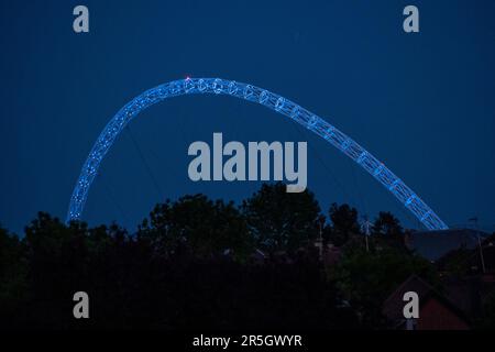 Londres, Royaume-Uni. 3 juin 2023. Météo au Royaume-Uni – la nuit de la montée de la Lune de Strawberry, l'arche du Wembley Stadium a été éclairée en bleu pour reconnaître la victoire de Manchester City sur Manchester United lors de la finale de la coupe FA plus tôt. En général, lorsque Manchester City gagne un jeu, les fans célèbrent en jouant la chanson ‘Blue Moon’. Credit: Stephen Chung / Alamy Live News Banque D'Images