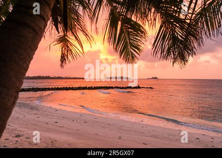 Coucher de soleil à Cinnamon Dhonveli station, Kanuhuraa, North Malé Atoll, Boduthakurufaanu Magu, Malé, Maldives Banque D'Images