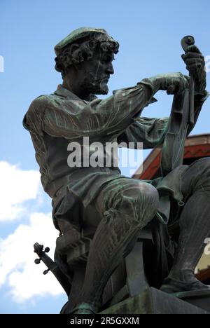 Le monument Matthias Klotz à Mittenwald en Allemagne a été construit en 1889 par Ferninand von Miller Banque D'Images