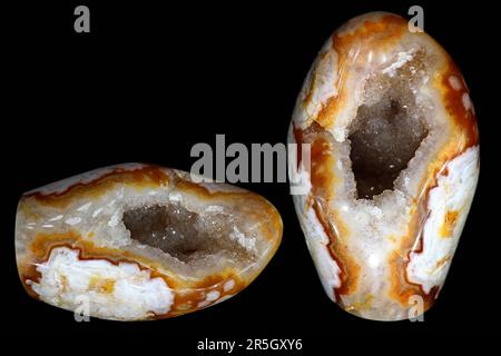 Un magnifique spécimen d'agate traité avec de la géoode de quartz sur fond noir. Russie Banque D'Images
