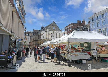 Vous pourrez dîner à l'extérieur de l'Old Market Hall et au marché ouvert de Market Square et de Shrewsbury Square dans le centre-ville de Shrewsbury, Shropshire, Angleterre, Royaume-Uni Banque D'Images