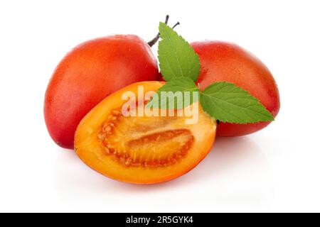 Tranches de fruits de Tamarillo mûrs isolées sur fond blanc Banque D'Images