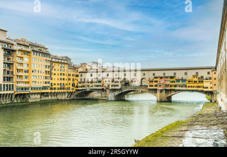 Vue sur le Ponte Vecchio, un pont ségrélien en pierre de taille au-dessus de l'Arno, à Florence, en Italie Banque D'Images