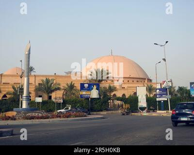 Le Caire, l'Egypte, 20 mai 2023: Grand dôme d'une mosquée contre un ciel bleu à la lumière du jour, les mosquées sont le lieu de culte et de prières pour les musulmans où th Banque D'Images