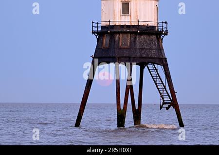 Dovercourt Essex, Royaume-Uni. 3rd juin 2023. La Strawberry Moon s'élève derrière le phare inférieur de Dovercourt dans l'Essex. La pleine Lune de juin est appelée la Lune des fraises, non pas à cause de sa couleur, mais parce que les tribus algonquines d'Amérique du Nord l'ont nommée en raison de sa présence pendant la saison de récolte des fraises. Crédit : MARTIN DALTON/Alay Live News Banque D'Images