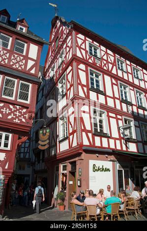Maisons à colombages sur la place du marché, Bernkastel-Kues, Moselle, Rhénanie-Palatinat, Allemagne, maison à colombages Banque D'Images