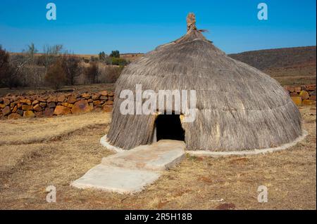 Hutte ronde, village musée de Ndebele, Botshabelo, Middelburg, Mpumalanga, Afrique du Sud Banque D'Images