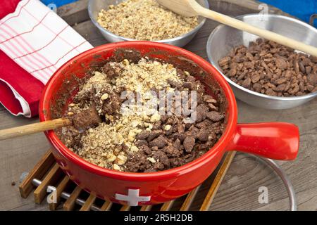 Préparation pour biscuits au chocolat, cornflakes au chocolat, noix mélangées au chocolat fondu Banque D'Images